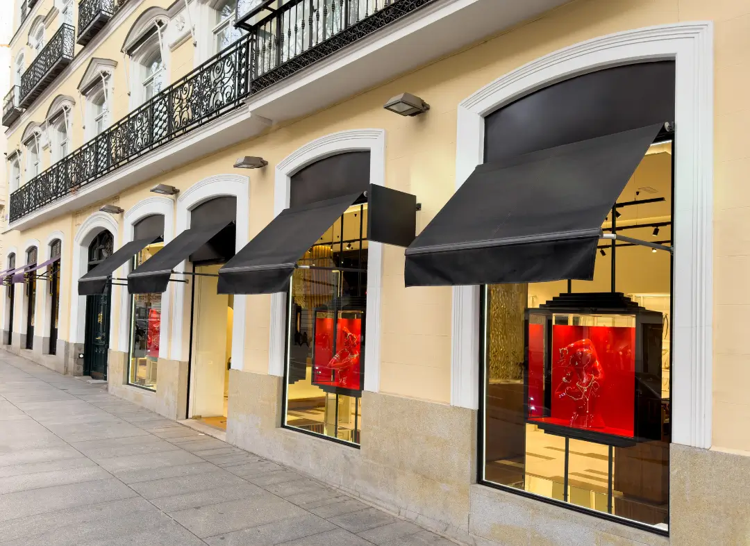 Façade vitrine de magasin en aluminium sur mesure à La Tour-d'Aigues